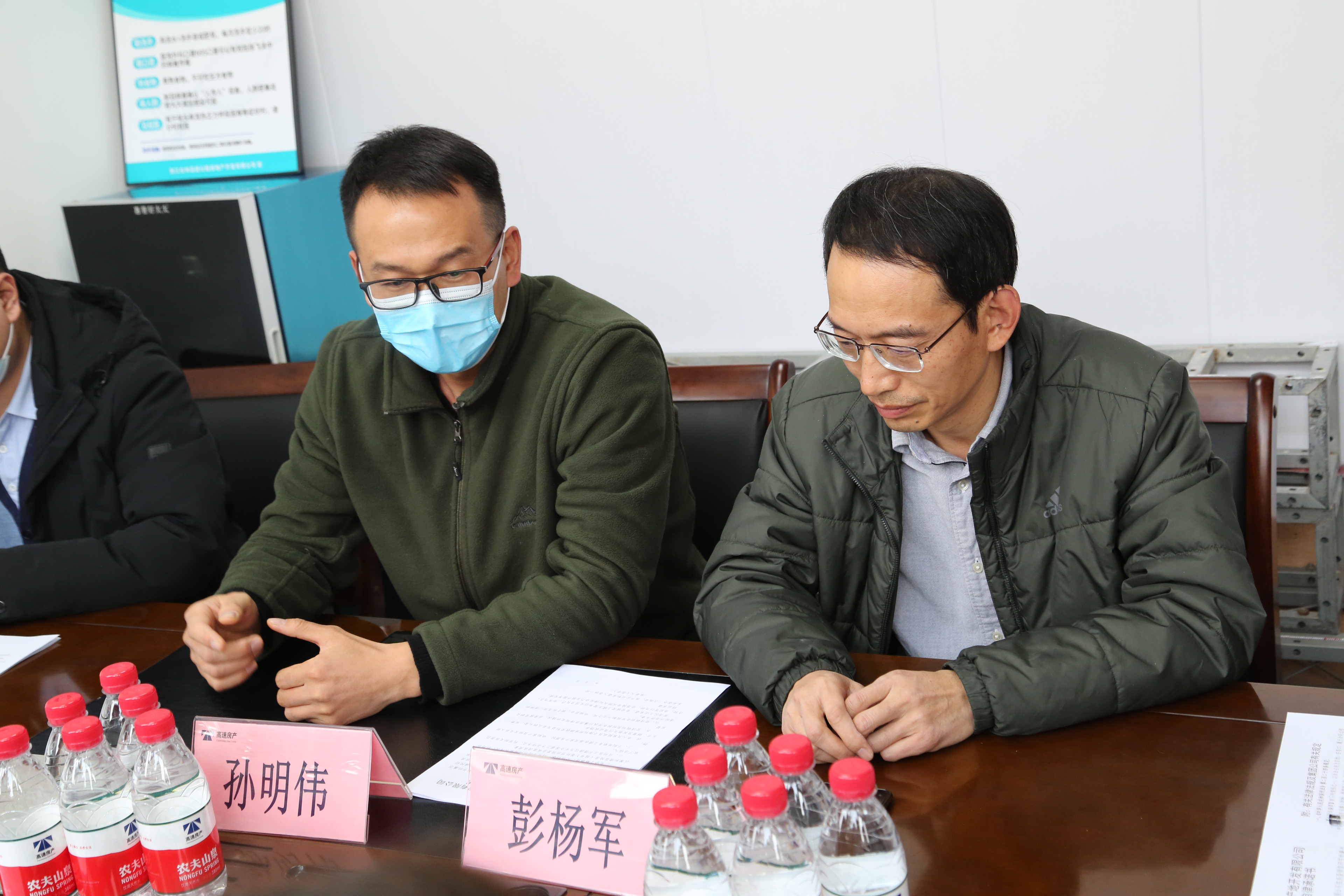 圖為孫明偉、彭?xiàng)钴娭v話.JPG